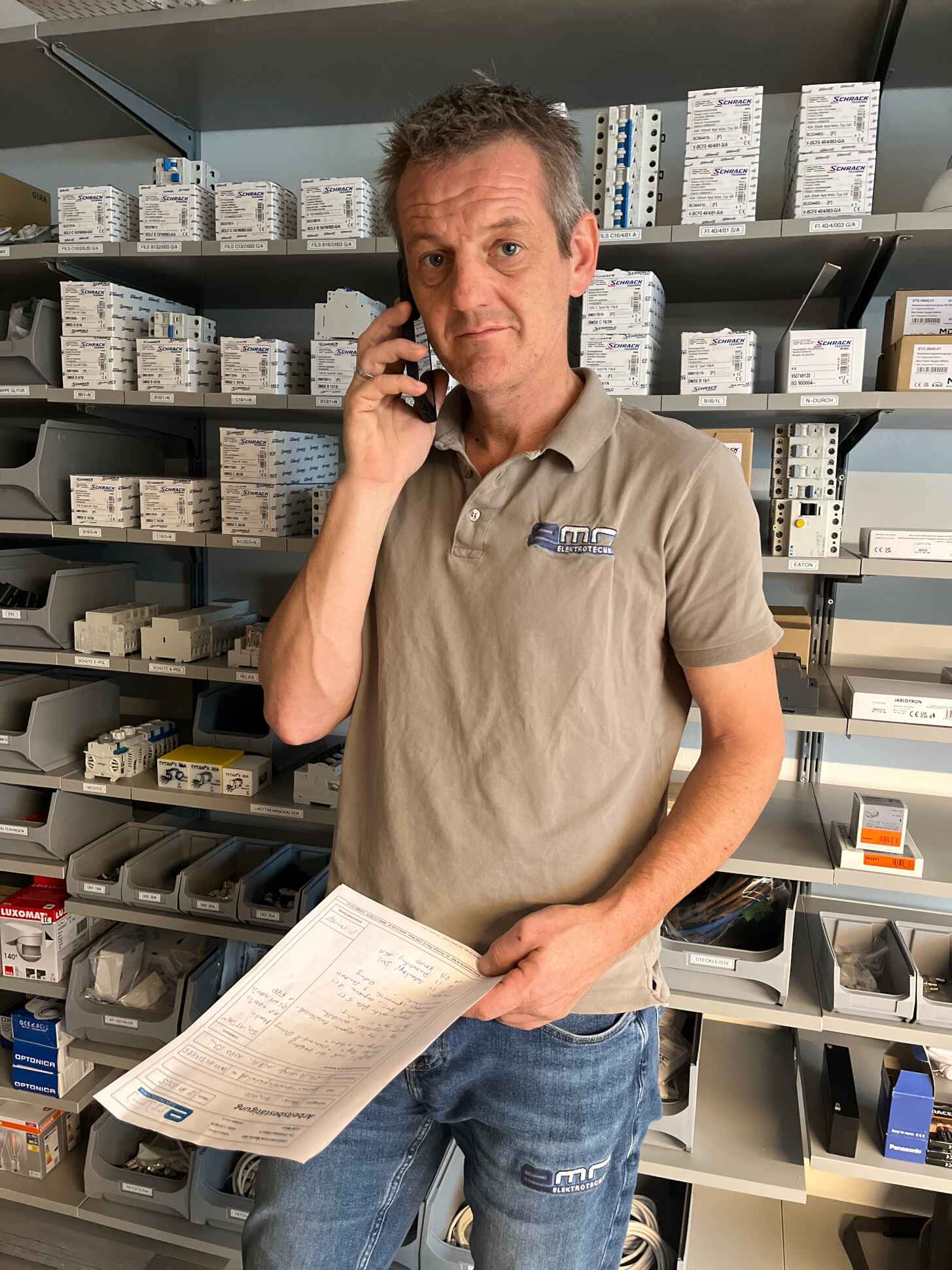 Martin Nill am Telefon im Materiallager